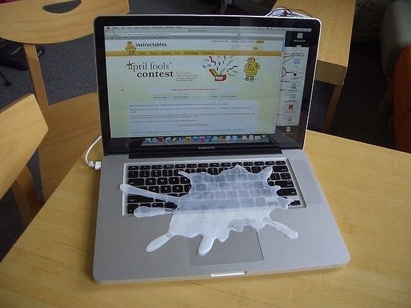 2. Или "пролить молоко" на их любимый гаджет 💻