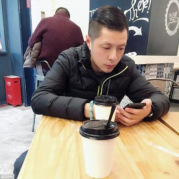 3. Его постоянно принимают за парня дочери, в то время как мама очень уж смахивает на старшую сестру