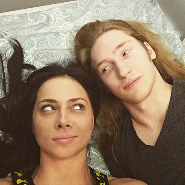 2. Фанаты были весьма удивлены заявлением Самбурской, что она встречается с Александром Ивановым. Многие даже восприняли эту новость как шутку. Однако их романтические отношения набирают обороты: влюбленные уже мечтают о детях.