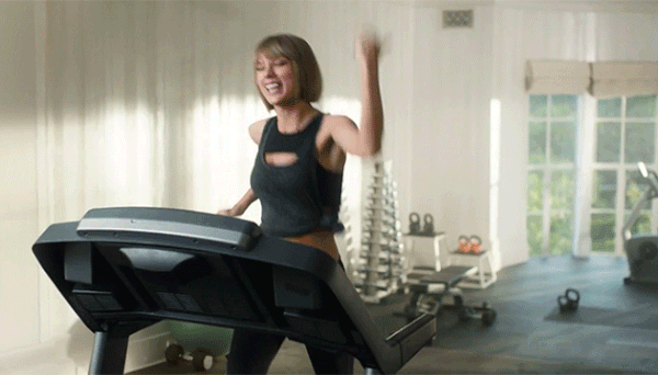 Taylor Swift, Apple Müziğin Yeni Reklamında Koşu Bandından Düşüp Suratını Vuruyor
