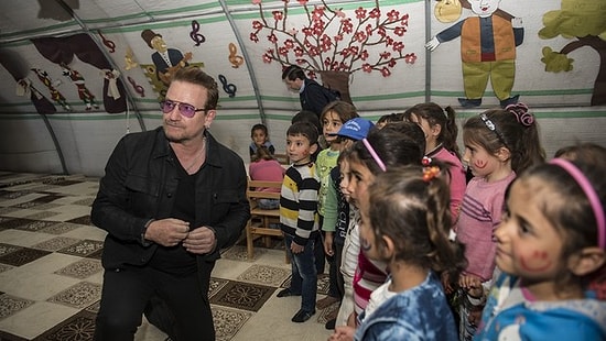 U2'nin Solisti Bono Gaziantep'te Suriyeli Çocuklara Eşlik Etti