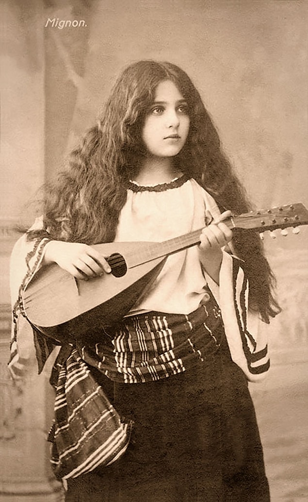 3. Mandolin çalan çingene kızı