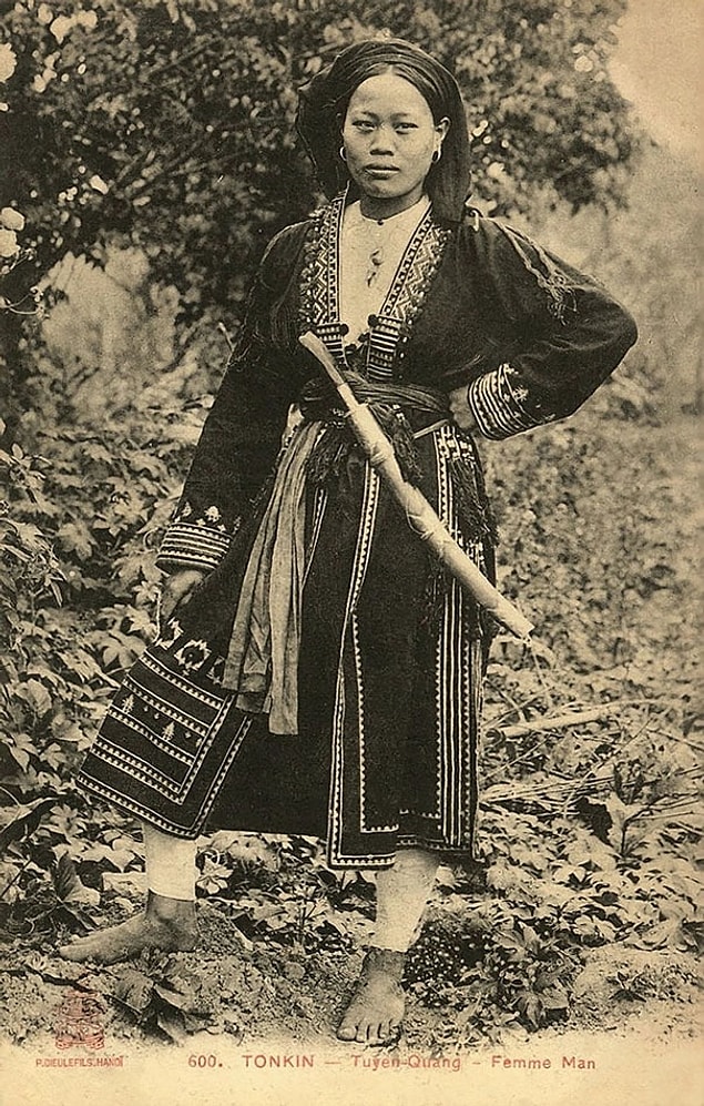 24. Kılıcıyla genç Vietnamlı bir kadın