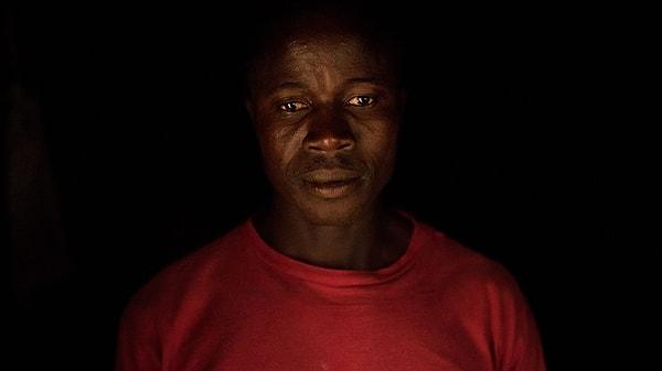 10. Bilinen ilk Ebola virüsü hastası olan erkek bebeğin babası Etienne Ouamouno, Gine'deki Meliandou Köyü'nde. Etienne, Ebola salgını başladıktan sonraki ay küçük oğlunu, 4 yaşındaki kızını ve eşini kaybetmiş.