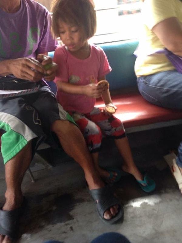 18. Filipinler'de genç bir turist kız, kurabiyelerini yerli bir kızla paylaşırken.