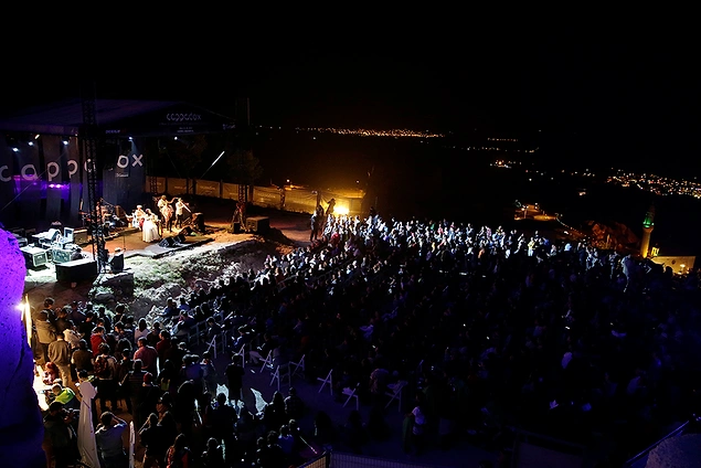 Uçhisar’ın en yüksek noktası Uçhisar Kalesi, Göreme Perili Ozanlar Vadisi ile yemyeşil çimler üzerindeki Çiftlik Evi sahnesinde konser dinlemek.