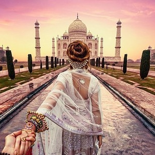 1. В прошлом году знаменитый фотограф-инстаграммер Мурад Османн и его жена Наталия Захарова создали индийскую серию фотографий "Следуй за мной"