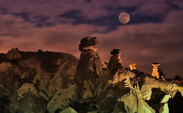 10. Kapadokya'nın en çarpıcı güzelliklerinden biri olan Kızılvadi'de dolunayı seyretmek.