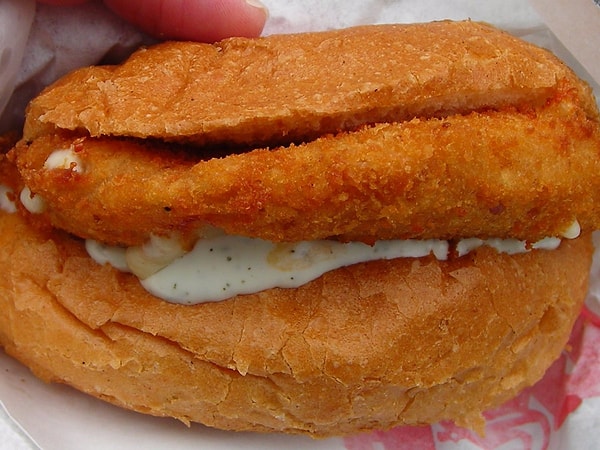 6. Чехия: Сыр, обжаренный в панировке. Подается с хлебом как сэндвич.