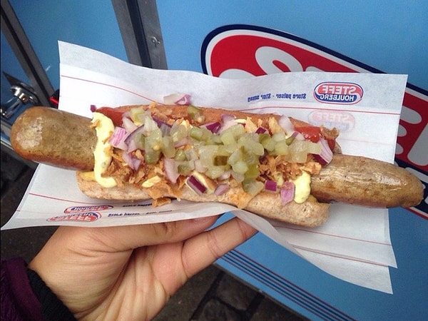 7. Дания: Такие хот-доги можно увидеть по всей Дании. Сосиски подают с различными соусами: кетчупом, горчицей, обжаренным и сырым луком и хлебом.