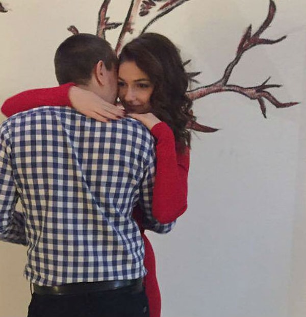 2. Однако, как выяснилось, Дарья была совсем не одна. Недавно в Казани ее заметили с молодым человеком. Пара мило обнималась, и молодые люди что-то шептали друг другу на ушко. Кое-кому даже удалось заснять их на фото, на котором, увы, не видно лица избранника Дарьи.