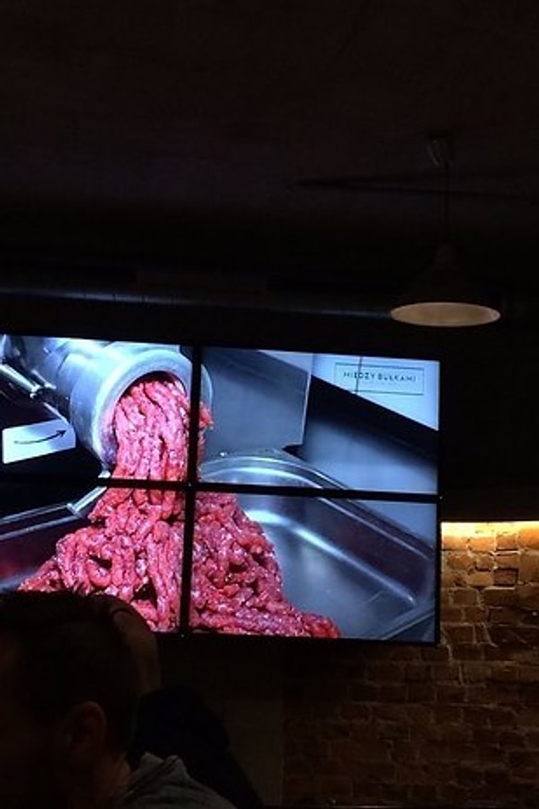 9. А тут считают, что вполне нормально показывать, как крутят мясо через мясорубку 📺 во время того, как гость ест