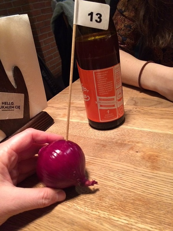 10. Красный лук для обозначения столика