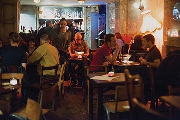 5. За соседним столиком обсуждают твою профессию. Что ты сделаешь?