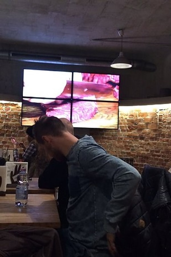 9. А тут считают, что вполне нормально показывать, как крутят мясо через мясорубку 📺 во время того, как гость ест