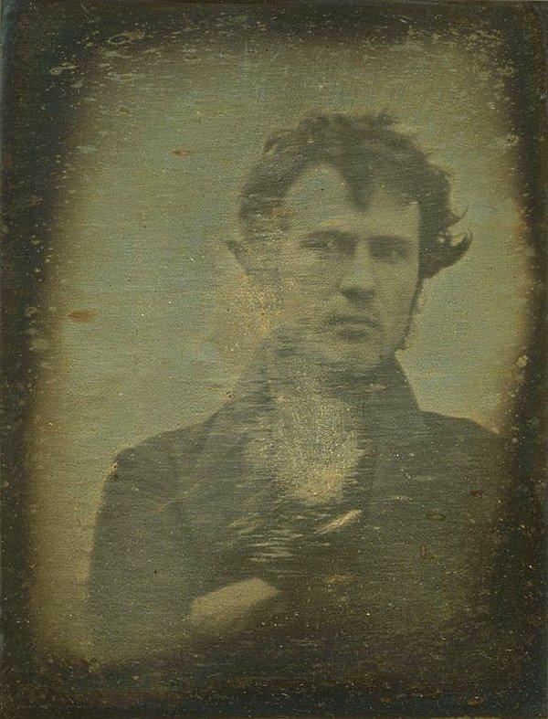 2. Amatör bir kimyager ve fotoğraf meraklısı olan Robert Cornelius'un 1839'da çektiği düşünülen ve çekmesi 1 dakikadan fazla süren selfie.