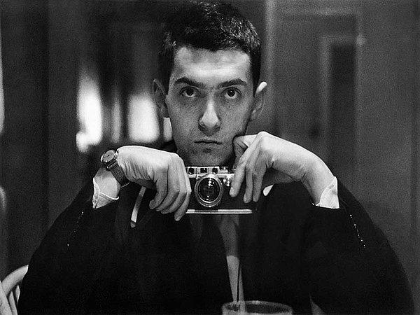 5. Yönetmen Stanley Kubrick'in, bir dergi kapağı için 1940'larda çektiği selfie'si.
