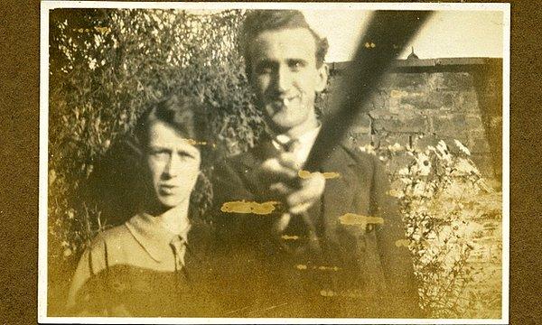 18. Arnold ve Helen Hogg çiftinin 1926'da 'selfie çubuğu kullanarak çektiği fotoğraf.
