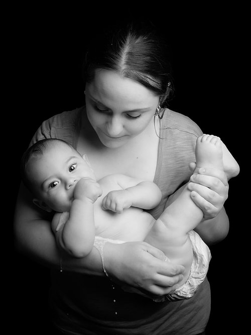 Aile Fotoğraflarının Orta Yerinde Su Koyuvererek