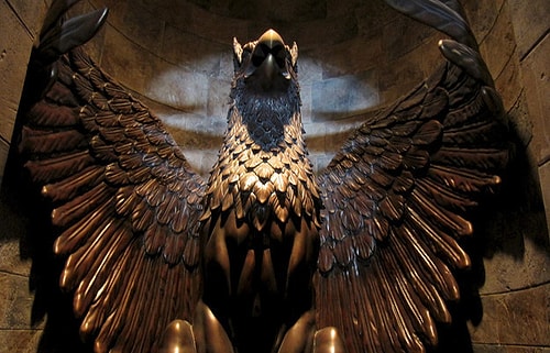 Fransızca olan Griffon d’Or kelimesi ''altın griffin'' anlamına gelir.
