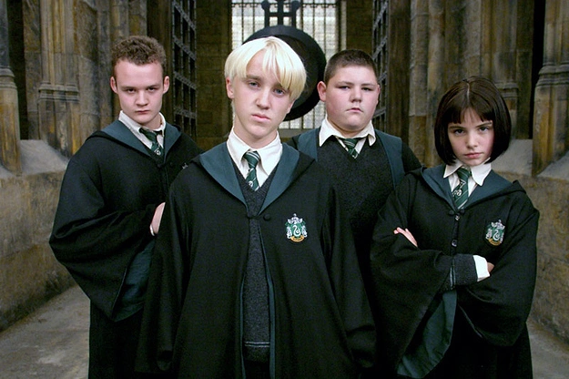 Slytherin ismi, ''sly therein'' kelimeleriyle oynanarak oluşmuştur. Kurnazlık, şeytanlık, sinsilik anlamına gelen bu kelime Sytherin üyelerine tam anlamıyla cuk oturmuş.