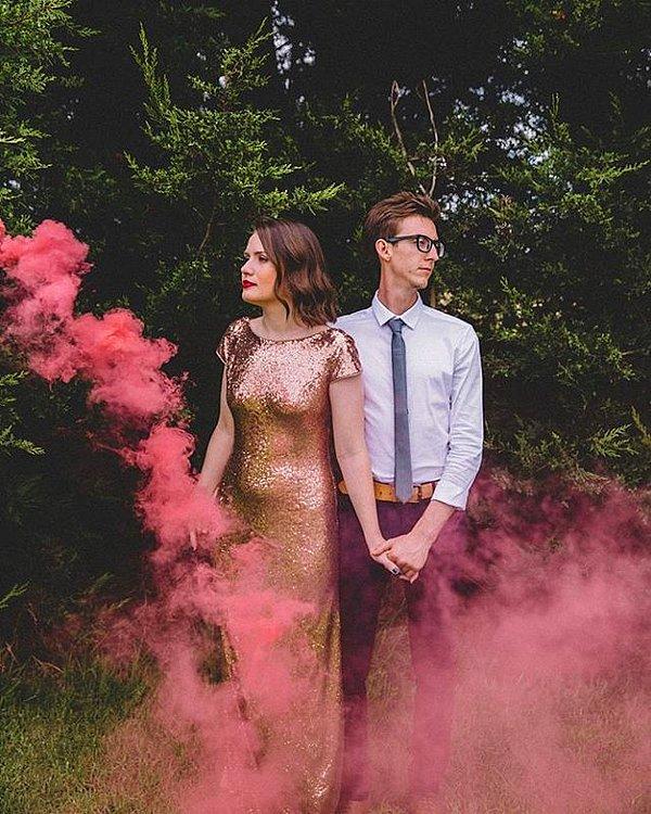 5. Masallardan fırlamış bir düğün için, uygulayabileceğiniz ilk şeylerden biri bu sıcak renkli dumanlar olabilir.