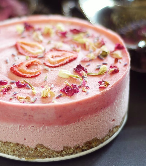 10. Торт с малиной, орехами макадамия и лаймом