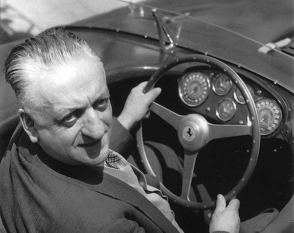 7. Ertesi gün Ferrari firmasının sahibi Enzo Ferrari ile görüşmek ister. Kapıda iki saat bekletilen Feruccio'nun sabrı taşmıştır.