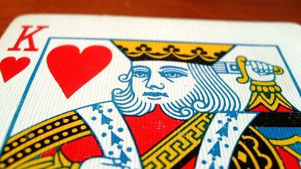 12. Bir kart oyunu olan King'te Kupa Papazı'nın diğer adı ne desek? Gizli kahvehaneciler dökülsün bakalım 😂