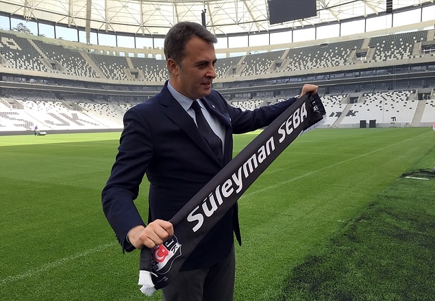 Beşiktaş Kulübü Başkanı Fikret Orman, Süleyman Seba atkısı ile poz verdi.