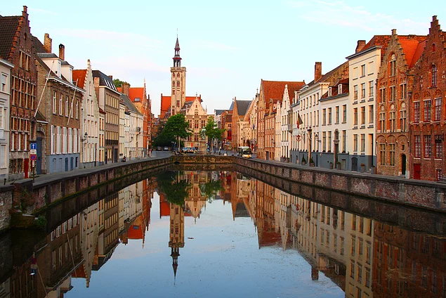 Amsterdam, Stockholm ve Hamburg gibi kanal-merkezli bir şehir olduğundan tıpkı onlar gibi, "Kuzeyin Venedik"i, olarak adlandırılmıştır.