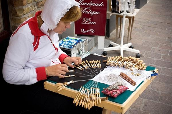Brüj'deki en önemli geleneklerden biri de el yapımı danteller. Dantel işlemeler satan dükkanlardan alışveriş yapabileceğiniz gibi, geleneksel tezgahlarda yapılışını seyredebilirsiniz.
