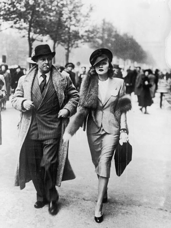 7. Брюки с неизменными отворотами внизу.