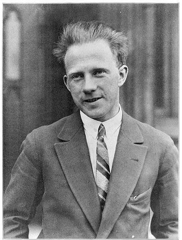 11. Werner Heisenberg (fizikçi), Kurt Gödel (filozof) ve Noam Chomsky (dil bilimci) birlikte bir bara girerler.