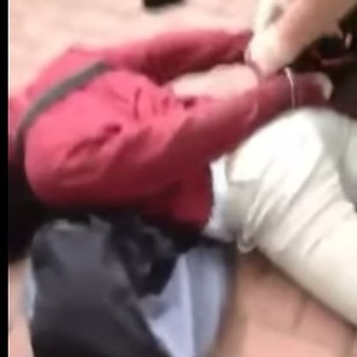 Adının Joshua Kehm olduğu tespit edilen polis memuru; okul bahçesindeki 12 yaşındaki kız öğrenciyi tutup yüzünün üzerine düşecek şekilde yere fırlattıktan sonra ellerini kelepçeliyor.