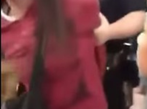 Janissa'nın annesi ise "Kızımın kafasını betona çarpma sesi duyuluyor, beni en çok acıtan bu oldu" diyor.