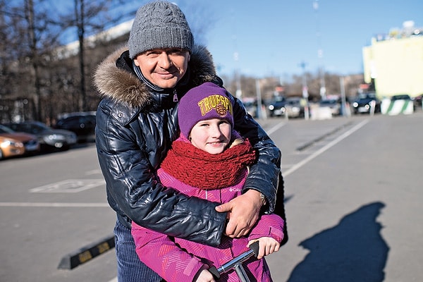 3. 15 детей детского дома ждали артистов около ВДНХ, после встречи вся компания отправилась в кафе.