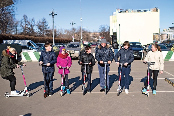7. Детишки были вне себя от счастья. Они тут же решили опробовать новые средства передвижения.