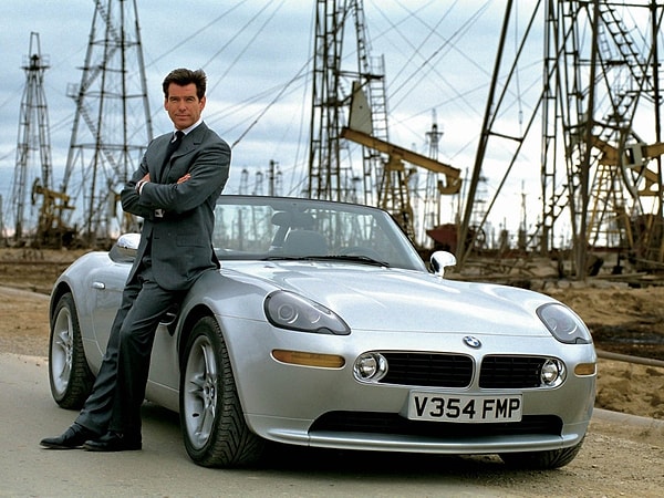 24. Бонд и Бумер: Джеймс Бонд водил аж целых три модели BMW: Z3, Z8 (она на фото) и массивную V12.