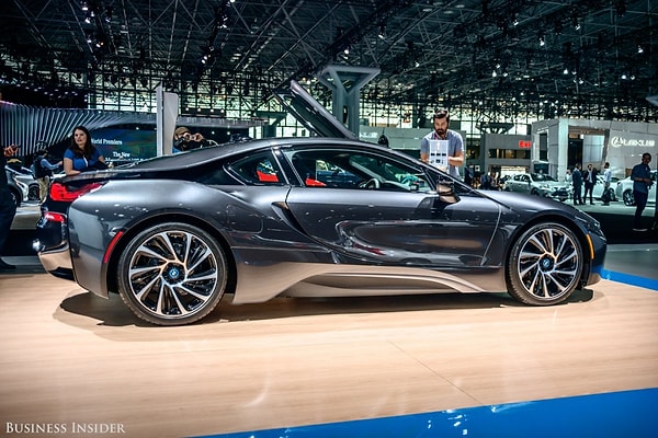 36. Среди автомобилей серии “i” выделяется модель i8 - спортивные гибриды, выглядящие как футуристические версии M1.