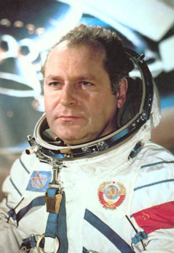 1. Первым человеком в космосе мог стать Герман Титов. В первом отряде космонавтов обозначились два лидера – Титов и Гагарин. Комиссия утвердила Гагарина. Титов стал дублером. Был также и запасной космонавт – Григорий Нелюбов, который так и не попал в космос, так как был исключен из состава отряда космонавтов за нарушение дисциплины.