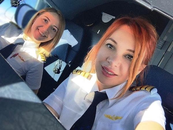 Yolcular da durumdan çok memnundu. İlk defa tamamen kadınlardan oluşan bir ekiple uçmuş olmaktan mutluluk duyduklarını belirtip, pilotlarla fotoğraf çektirdiler.