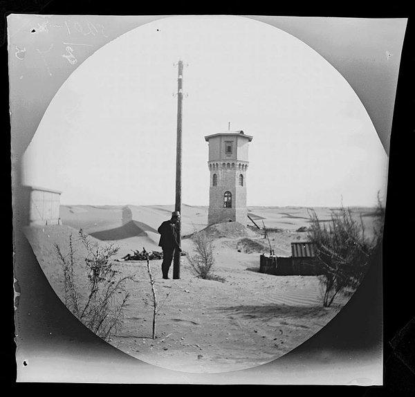 Çölü izlemek için yapılmış bir gözetleme kulesi