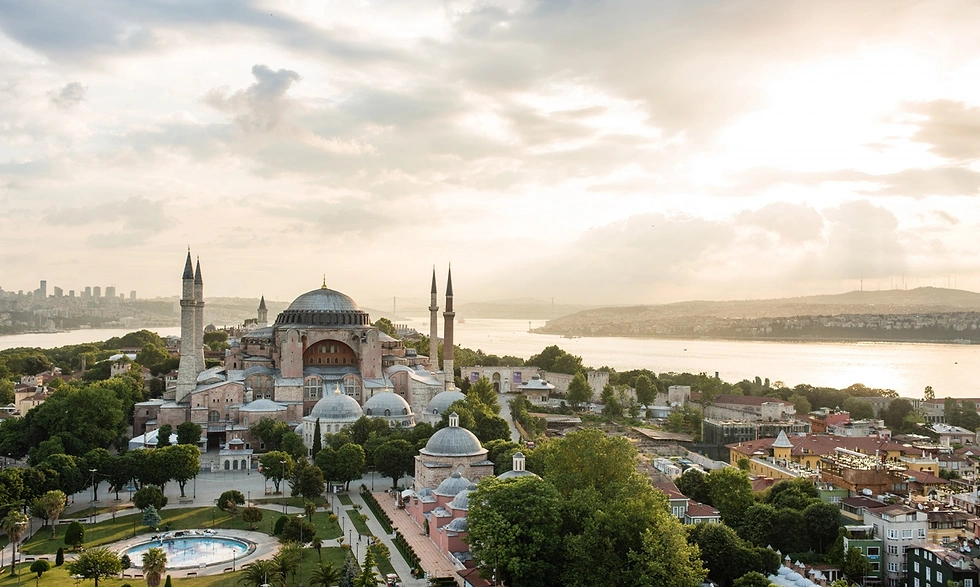 Claudius Schulze 50'yi aşkın ülkeyi gezmiş Alman bir araştırmacı ve aynı zamanda eserlerinde gizli sembollere yer veren bir fotoğraf sanatçısı.