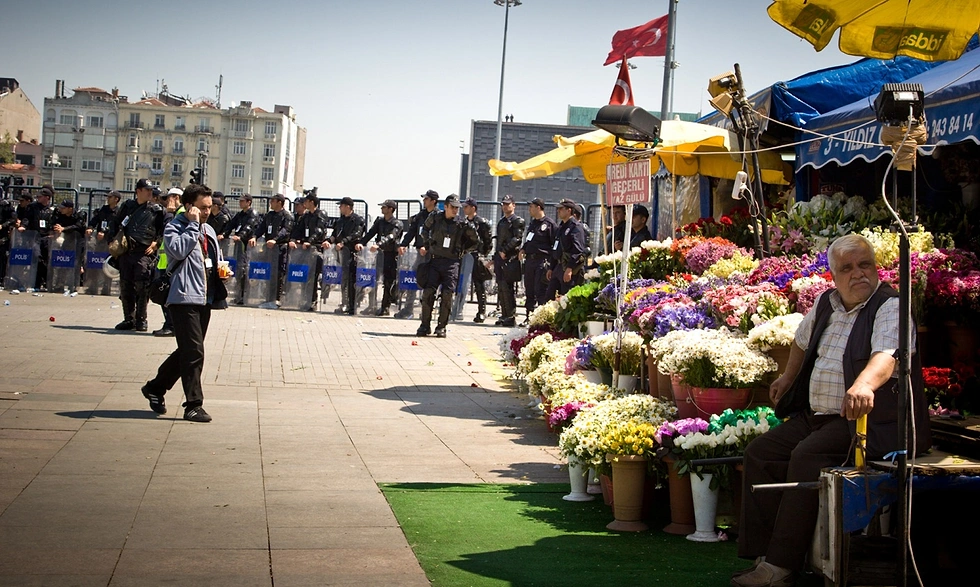 İstanbul'u ise "tüm dünyanın imrendiği ve arzuladığı şehir" ve hem farklı iki kıtanın hem de yüzlerce yıllık bir tarihin mıknatısı olarak tanımlıyor.