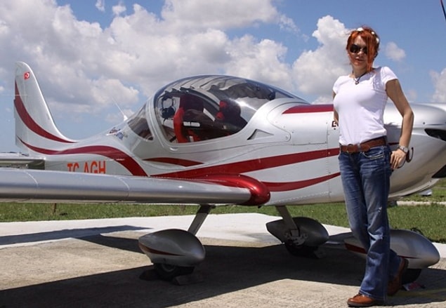 Kalıpları birer birer kırarak, bizi gururlandırdıkları için; şimdiden pek çok kız çocuğunun kahramanı olan bu kadın pilotlarımıza teşekkür ediyoruz!