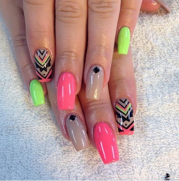 5. Смешайте нейтральные цвета и неоновые