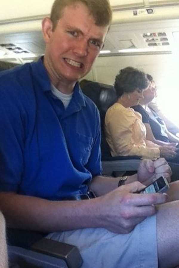 11. Он всегда отжимает себе место в проходе, когда вы путешествуете на самолете ✈