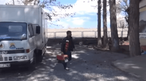 Ve belediyeden ekipler gelip kediyi alarak kendi merkezlerine götürdü.