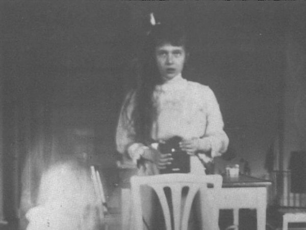 1. Княжна Анастасия сфотографировала свое отражение в зеркале в далеком 1914 году.